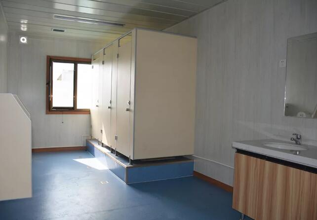 在筑创青岛集装箱房地面装饰采用的是SPC锁扣地板，绿色环保