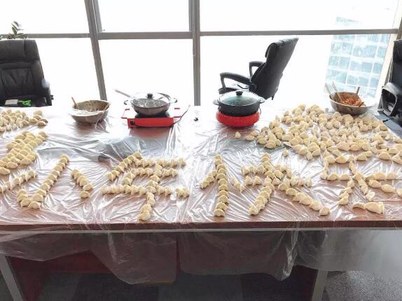 筑创青岛集装箱房的家人们欢聚一堂，一起包饺子