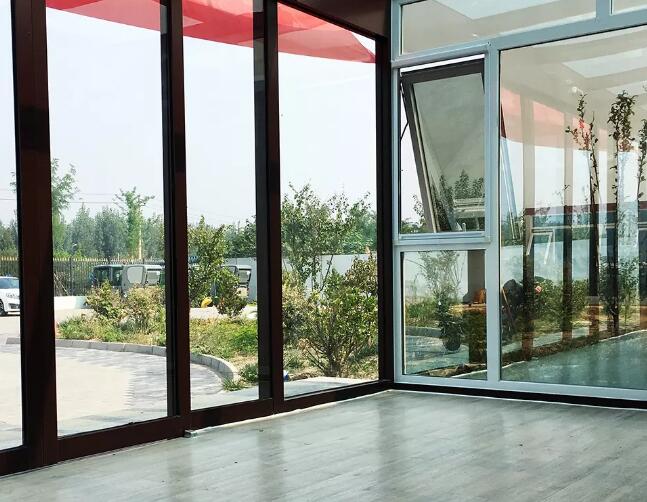 在筑创青岛集装箱房地面装饰采用的是SPC锁扣地板，绿色环保
