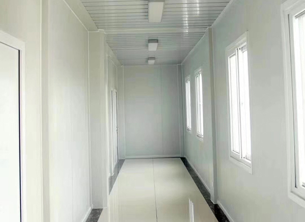 青岛集装箱房部门组织专业的管理人员前往现场进行安装