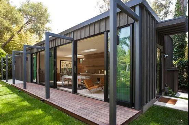 谁知道这个漂亮的舒适的房子是用青岛集装箱房做的。