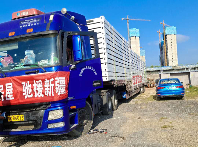 在发货现场，青岛集装箱房产品整齐地装车